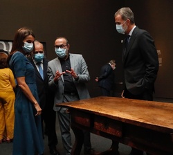 Don Felipe y Doña Letizia durante el recorrido de la exposición frente a uno de los escritorios utilizados por Delibes