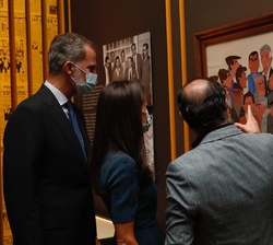Don Felipe y Doña Letizia observan una de las obras del escritor Delibes