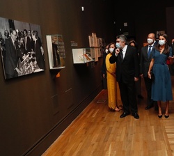 Los Reyes durante la visita a la exposición