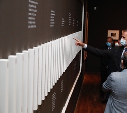 Don Felipe y Doña Letizia observan una de las obras expuestas