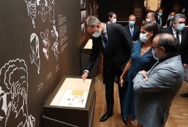Don Felipe y Doña Letizia observan una de las obras del escritor Delibes