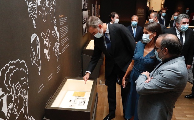 Don Felipe y Doña Letizia observan una de las obras del escritor Delibes