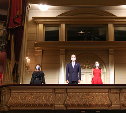 Sus Majestades los Reyes en el Palco Real durante la interpretación del Himno Nacional