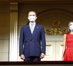 Sus Majestades los Reyes en el Palco Real durante la interpretación del Himno Nacional