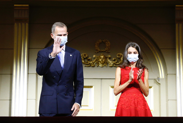 Sus Majestades los Reyes saludan desde el Palco Real al público asistente