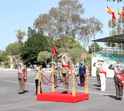 Su Majestad el Rey, tras su llegada a la Base Álvarez de Sotomayor, recibe Honores de Ordenanza.