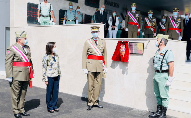 Su Majestad el Rey descubre una placa conmemorativa con motivo del centenario de La Legión