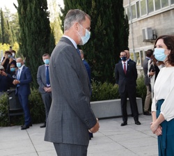 Su Majestad el Rey recibe el saludo de la presidenta de la Comunidad de Madrid, Isabel Diaz Ayuso