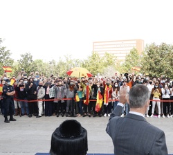 u Majestad el Rey saluda a las personas congregadas a su llegada a la Escuela Técnica Superior de Ingenieros de Caminos, Canales y Puertos de la Unive
