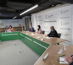 Su Majestad la Reina durante la reunión mantenida en la sede de la Asociación Española Contra el Cáncer