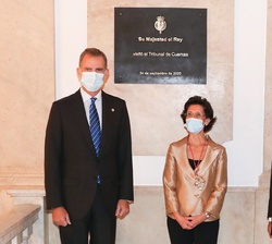 Don Felipe acompañado del ministro de Justicia, y de la presidenta del Tribunal de Cuentas, junto a la placa conmemorativa de su visita a la nueva sed