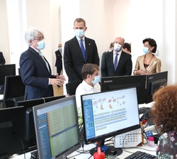Don Felipe recibe explicaciones del subdirector de Tecnologías de la Información, Juan Andrés Hermoso, de las aplicaciones utilizadas por el Servicio 