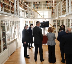 Don Felipe durante su visita por la biblioteca 