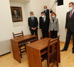 Don Felipe observa unos pupitres durante el recorrido realizado por la exposición de objetos