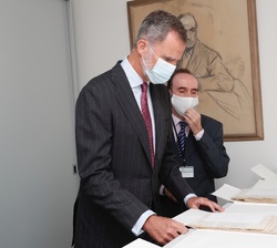 Su Majestad el Rey observa algunos manuscritos del archivo histórico