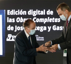 El presidente de la FOM, Gregorio Marañón, hace entrega a Su Majestad el Rey de un ebook con las obras completas de José Ortega y Gasset