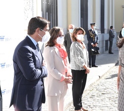 Doña Letizia recibe el saludo de Carlos Torres en presencia de Teresa Ribera, vicepresidenta cuarta del Gobierno y ministra de Transición Ecológica y 