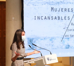 Doña Letizia dirige unas palabras al público asistente