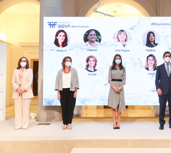 Doña Letizia acompañada por las autoridades y organizadores del acto en la fotografía de grupo 