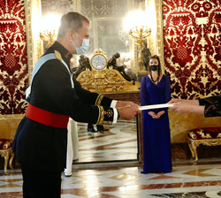 Su Majestad el Rey recibe la carta credencial de manos de Sophia Ross Mcintyre, Embajadora de Australia
