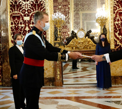 Su Majestad el Rey recibe la carta credencial de manos de Daniel Azzopardi, Embajador de la República de Malta
