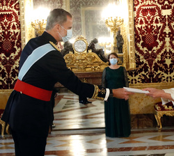 Su Majestad el Rey recibe la carta credencial de manos de María Carmen Oñate Muñoz, Embajadora de los Estados Unidos Mexicanos