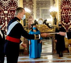 Su Majestad el Rey recibe la carta credencial de manos de Ricardo Scavone Yegros, Embajador de la República del Paraguay