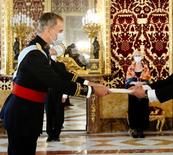 Su Majestad el Rey recibe la carta credencial de manos de Hans Peter Walter Mock, Embajador de la Confederación Suiza