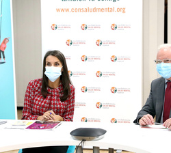 Doña Letizia junto al presidente de la Confederación Salud Mental España, Nel A. González Zapico, en un momento de la reunión