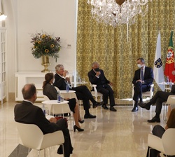Encuentro de Su Majestad el Rey con Su Excelencia el Presidente de la República Portuguesa y las delegaciones hispano-lusas
