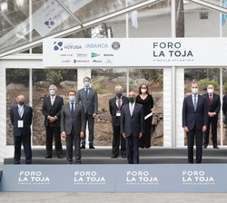 Su Majestad el Rey junto a los asistentesn al "II Foro La Toja - Vínculo Atlántico"