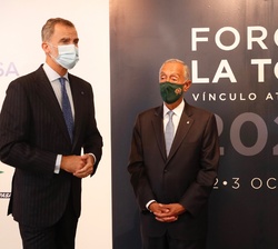 Su Majestad el Rey y el presidente de la República Portuguesa, Marcelo Rebelo de Sousa, en el "II Foro La Toja - Vínculo Atlántico"