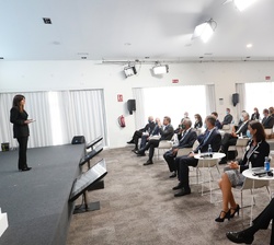 Inicio del "II Foro La Toja - Vínculo Atlántico" con la asistentencia de Su Majestad el Rey acompañado por el presidente de la República Por