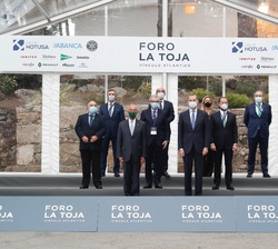 Su Majestad el Rey junto a los asistentes al "II Foro La Toja - Vínculo Atlántico" al término del acto