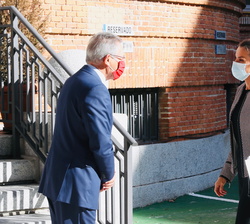 A su llegada, Su Majestad la Reina es recibida por el presidente de Cruz Roja Española, Javier Senent