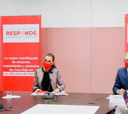 Su Majestad la Reina junto al presidente de Cruz Roja Española, Javier Senent 