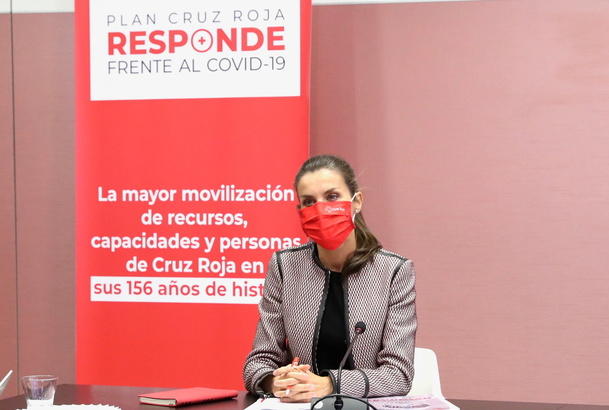 Su Majestad la Reina durante el desarrollo de la reunión de trabajo