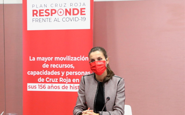 Su Majestad la Reina durante el desarrollo de la reunión de trabajo