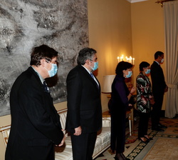 Sus Majestades los Reyes reciben el saludo de la ministra de Educación y Formación Profesional, del ministro de Cultura y Deporte, y del director del 