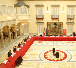 Vista general de la mesa durante la reunión del Patronato del Instituto Cervantes