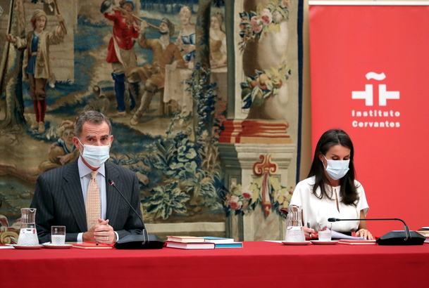 Sus Majestades los Reyes durante la reunión del Patronato del Instituto Cervantes