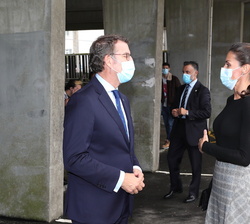 A su llegada, Su Majestad la Reina es recibida por el presidente de la Xunta de Galicia, Alberto Núñez Feijoó