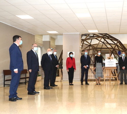 Su Majestad la Reina junto a las autoridades y participantes, ante la placa conmemorativa con motivo de su visita