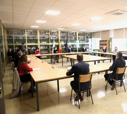 Vista general de la reunión con los representantes del profesorado, empresarios y alumnos