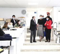 Doña Letizia acompañada por las autoridades durante su visita a las instalaciones
