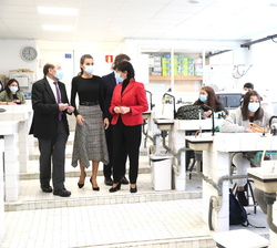 Su Majestad la Reina durante la visita al Laboratorio de Química
