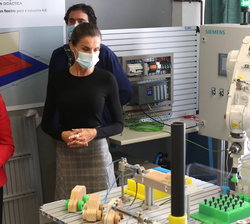 Doña Letizia ante uno de los robots del Taller de Robótica en el que los alumnos realizan sus prácticas