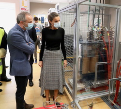 Su Majestad la Reina en el Centro de Transformación didáctico, durante su recorrido por las instalaciones