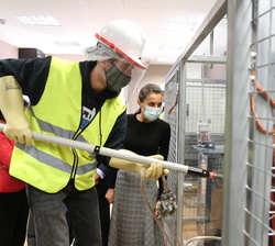 Un alumno realiza una práctica en presencia de Doña Letizia en el Centro de Transformación didáctico
