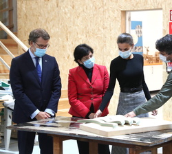 Doña Letizia, acompañada de las autoridades, visitan el Aula de Madera